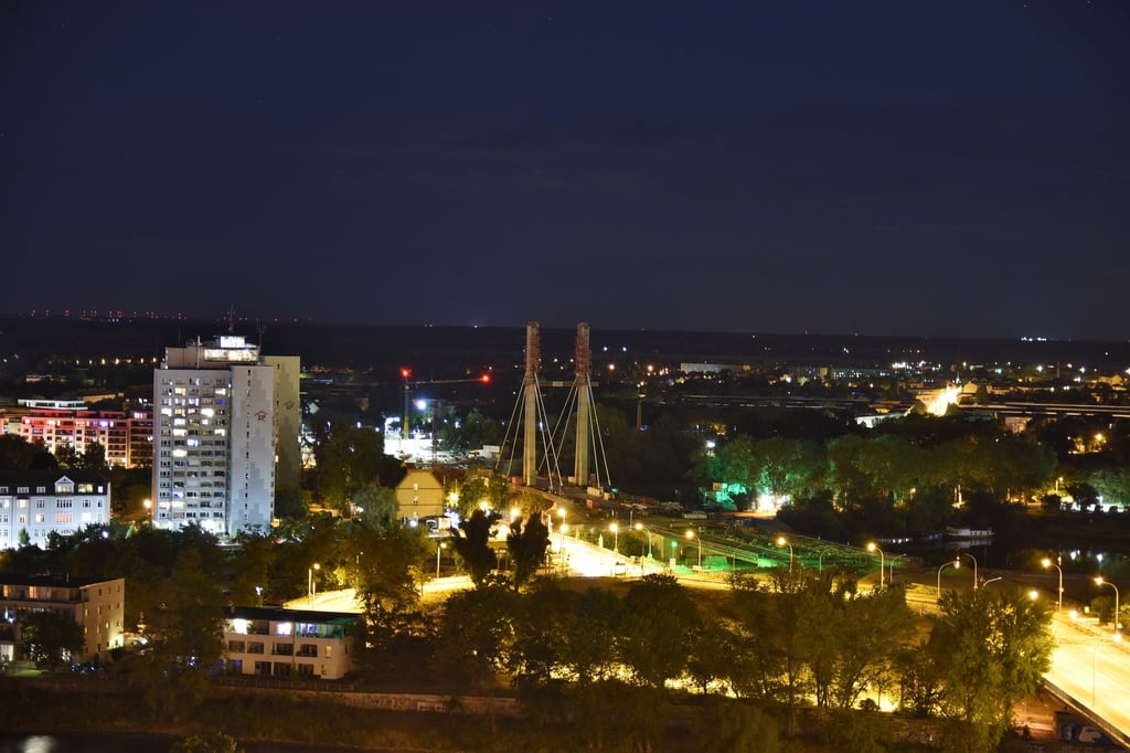 Die Pylonbrücke in Magdeburg bei Nacht.