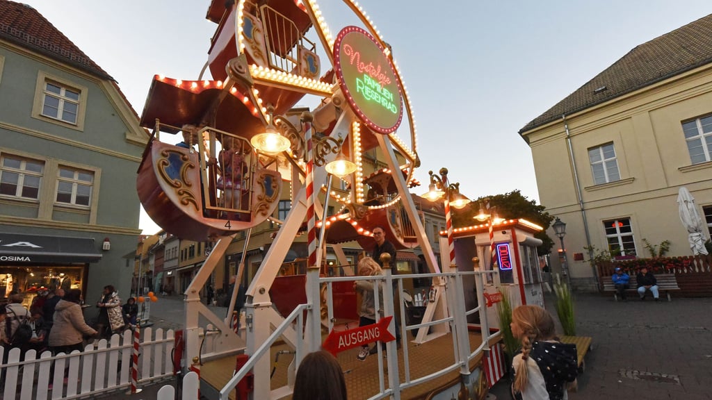 Beim ersten Einkaufsdonnerstag konnten Kinder auf dem Holzmarkt eine Runde im Nostalgie-Riesendrad drehen.
