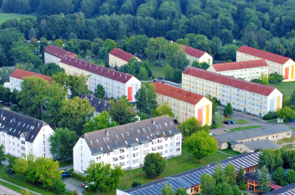 Blich auf das Möckeraner Wobau-Blöcke an der Waldstraße. In den Wohnungen der Wohnungsbaugesellschaft werden wegen gestiegener Energiepreise die Heizkostenvorauszahlungen angehoben.