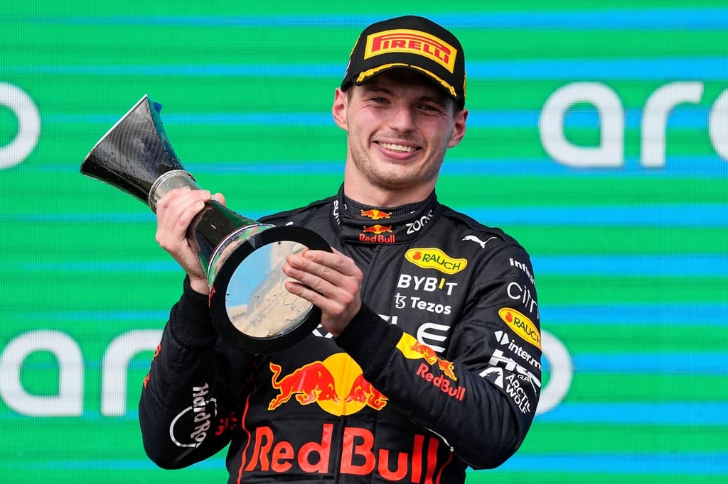 Red-Bull-Pilot Max Verstappen aus den Niederlanden feiert nach seinem Sieg.