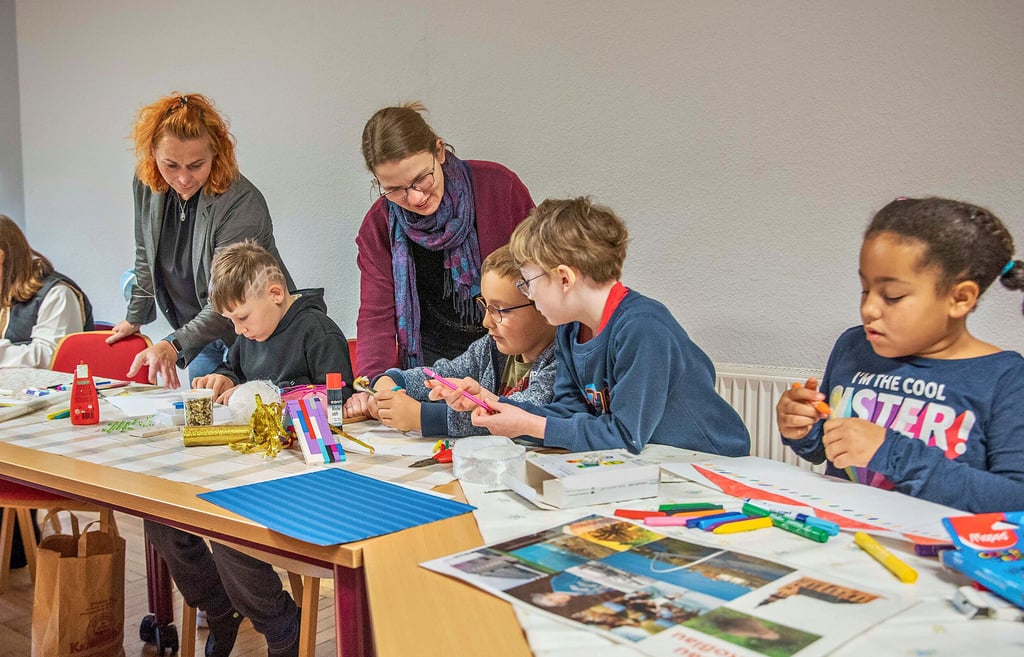 Zukunftsworkshop im Kinderheim „Wolkenfrei“. Mit Eifer sind die Kinder dabei, ihr Museum zu entwerfen.