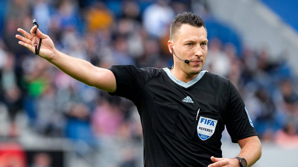 Sven Jablonski inst Fifa-Schiedsrichter.