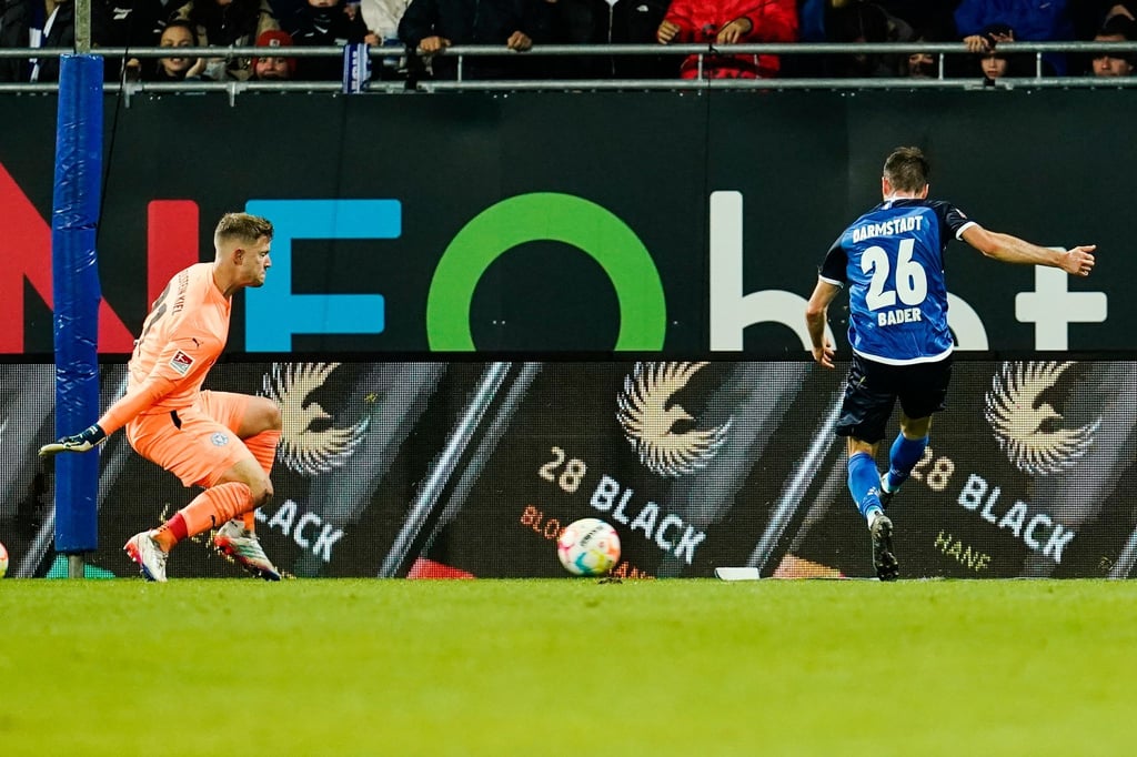 Matthias Bader (r) rettet Darmstadt daheim einen Punkt gegen Holstein Kiel.