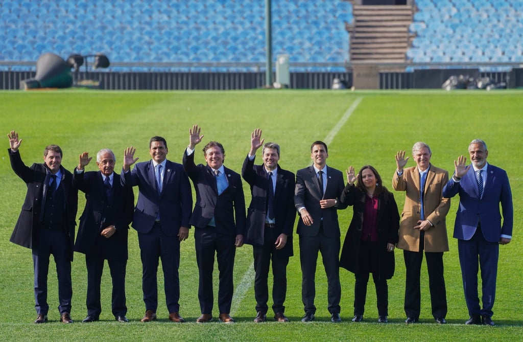 Die Bewerber aus Südamerika winken im Centenario-Stadion in Urugay in die Kamera.