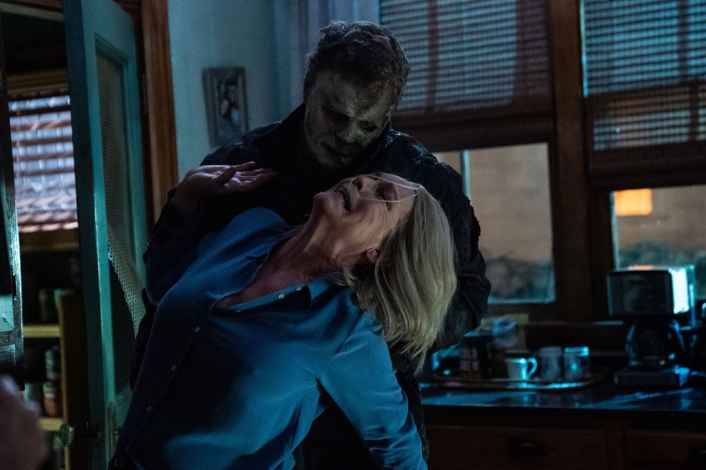 Jamie Lee Curtis (vorne) als Laurie Strode und James Jude Courtney als Michael Myers in einer Szene des Films "Halloween Ends"