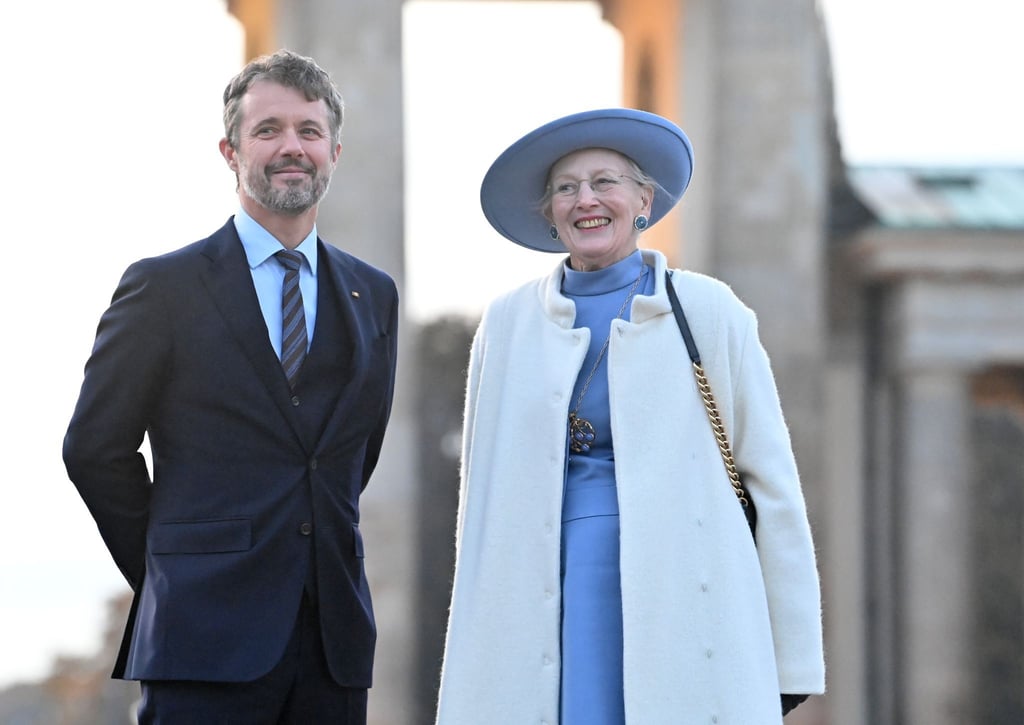 Frederik, Kronprinz von Dänemark, und Königin Margrethe II. von Dänemark stehen vor dem Brandenburger Tor. Im Familienstreit um die Titel seiner Neffen und Nichten hat der dänische Kronprinz Frederik sich auf die Seite seiner Mutter geschlagen.