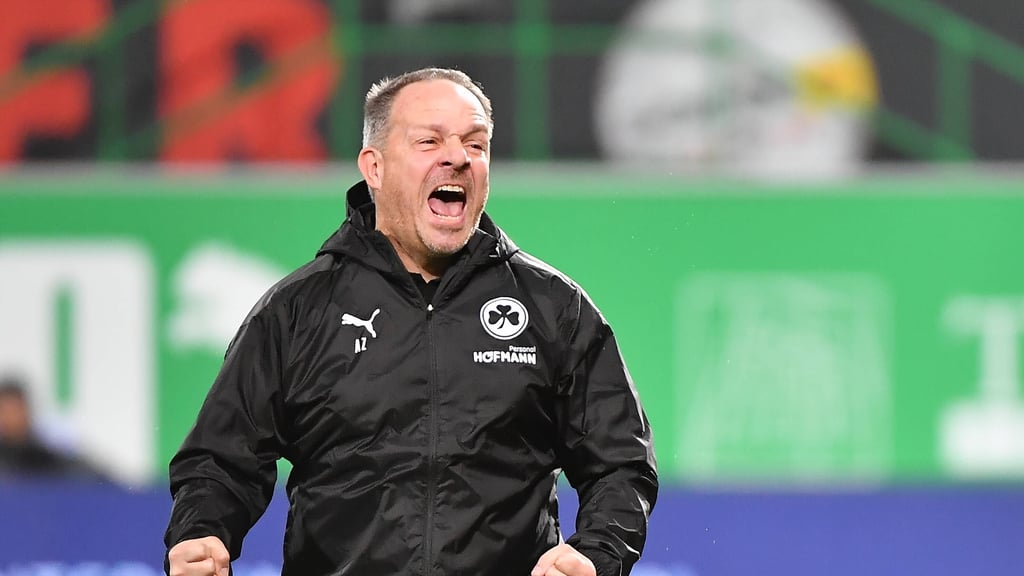 Alexander Zorniger bejubelt den Sieg seiner SpVgg Greuther Fürth gegen Bielefeld.