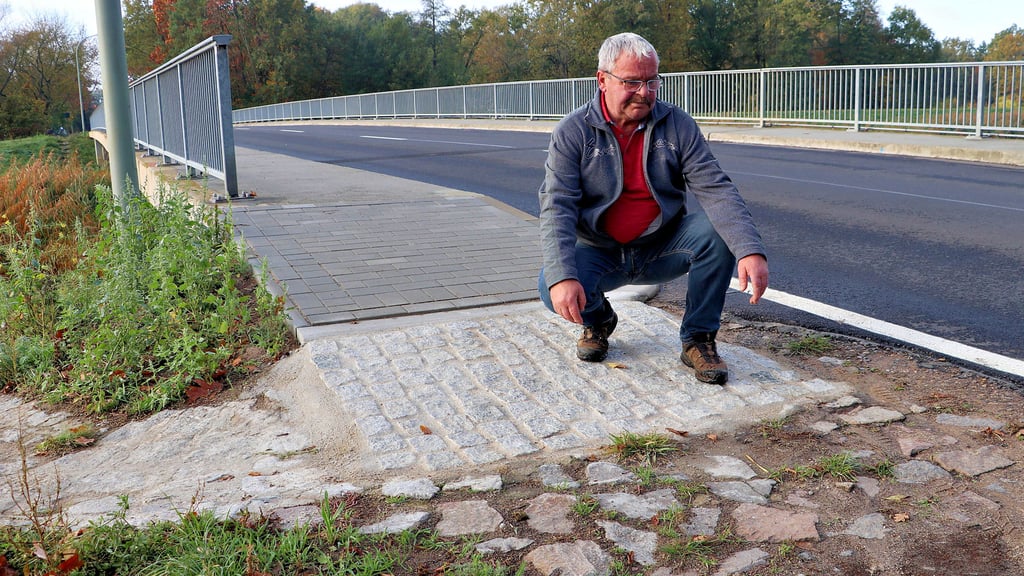 Löbens Ortsbürgermeister Detlef Franke ist unzufrieden mit den Nachbesserungen an der Brücke über die Schwarze Elster. Wer auf Rollstuhl oder Rollator angewiesen ist, habe hier Probleme.