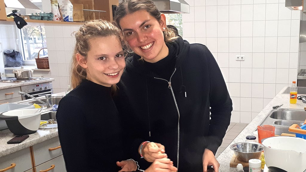 Kiara aus Argentinien (rechts) und ihre Gastschwester Frieda aus Stendal bereiteten in der Lehrküche des Berufsschulzentrums Stendal Empanadas zu, eine lateinamerikanische Spezialität.
