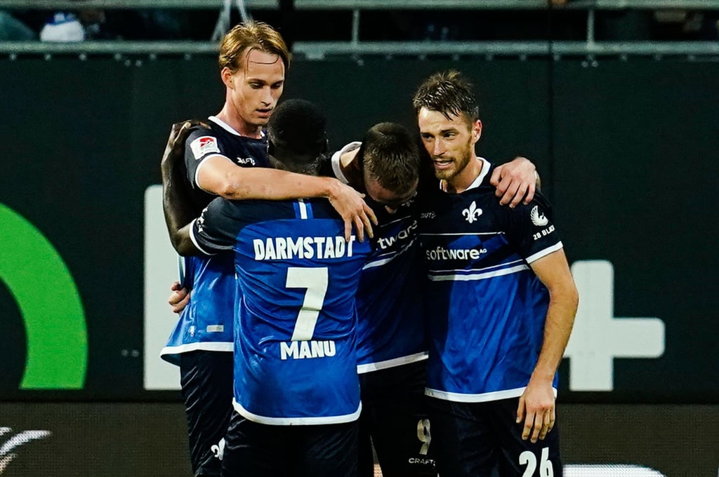Torschütze Matthias Bader (r) rettete Tabellenführer Darmstadt 98 einen Punkt gegen Holstein Kiel.