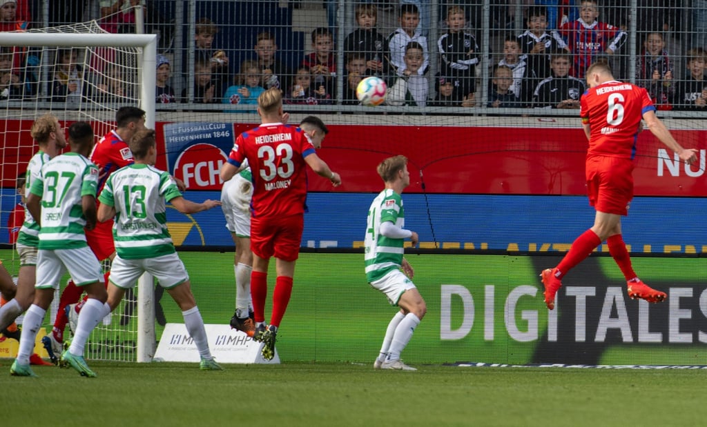 Heidenheims Patrick Mainka (r) erzielt per Kopf das 1:0 gegen Greuther Fürth.