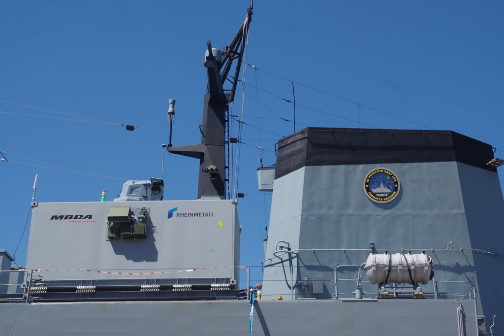 Ein Laserwaffendemonstrator, der in einem 20-Fuß-Container auf Deck der Fregatte „Sachsen“ integriert ist.