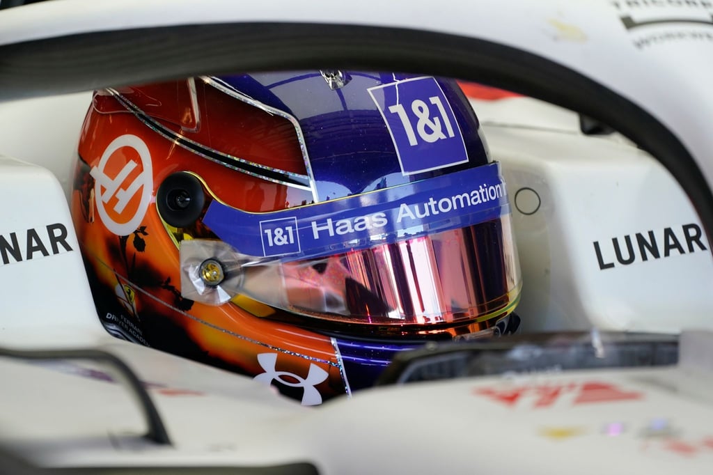 Der deutsche Haas-Pilot Mick Schumacher sitzt in seinem Auto.