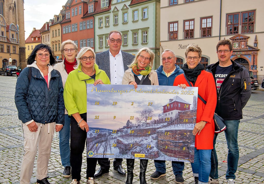 Mitglieder des Naumburger LIons Clubs sowie Heinz-Peter Felber (r.) von der Druckerei Naumburg-Druck präsentieren den diesjährigen Naumburger Adventskalender des Lions-Clubs, dessen Verkauf drei regionalen Projekten dient.