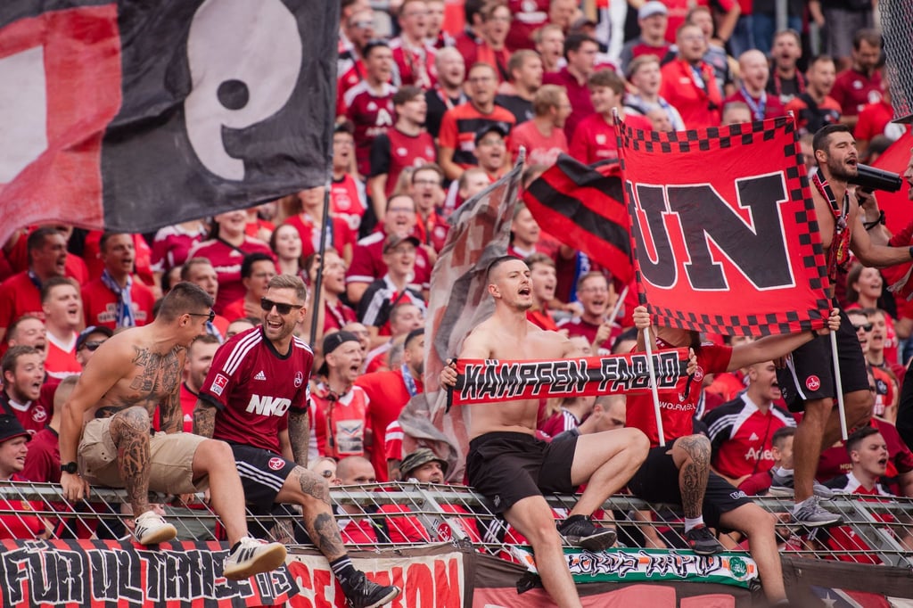 Die Fans des 1. FC Nürnberg wurden irrtümlich direkt vor die Kabine gebracht.