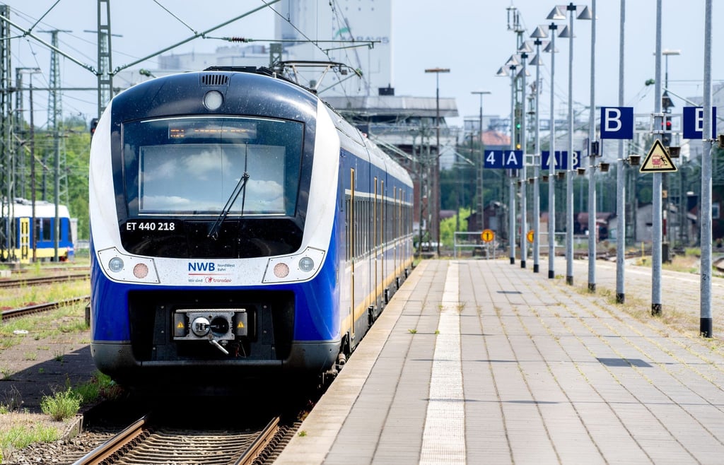 Eine Regio-S-Bahn der NordWestBahn verlässt den Hauptbahnhof in Fahrtrichtung Bremen.