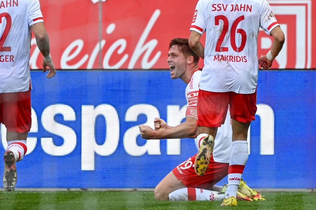 Regensburgs Andreas Albers jubelt nach seinem Treffer zum 2:1.
