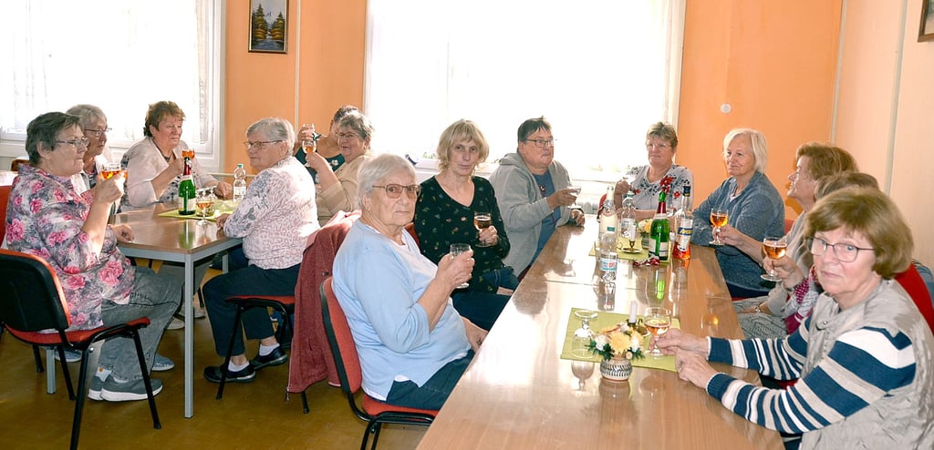 Ein letztes Mal saßen die Klietzer Senioren in ihrem Treff an der Kaffeetafel zusammen und stießen anschließend auch mit Sekt an. Das über 50 Jahre alte Gebäude soll abgerissen werden, künftig trifft man sich in der Gemeinde.