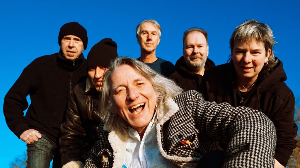 Die Band Fehlfarben mit dem Sänger Peter Hein (vorne) legt ein neues Album vor.