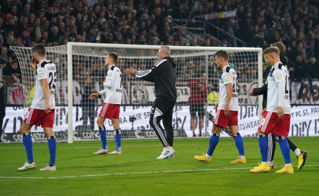 Hamburgs Trainer Tim Walter (M) und seine Spieler bedanken sich nach Spielende bei den HSV-Fans im Millerntor für die Unterstützung.