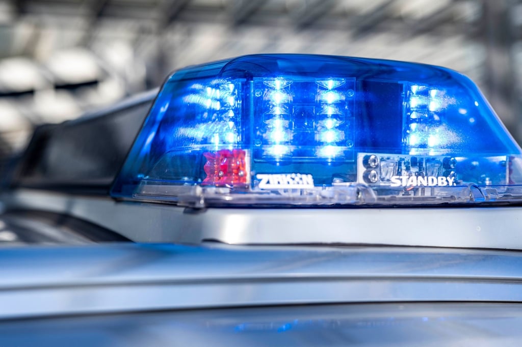 Ein Blaulicht leuchtet auf dem Dach eines Polizeiwagens.