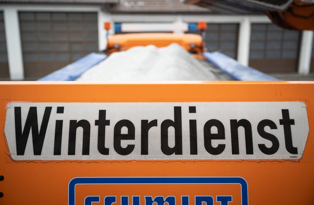 "Winterdienst" steht auf einem Fahrzeug in einer Autobahnmeisterei.