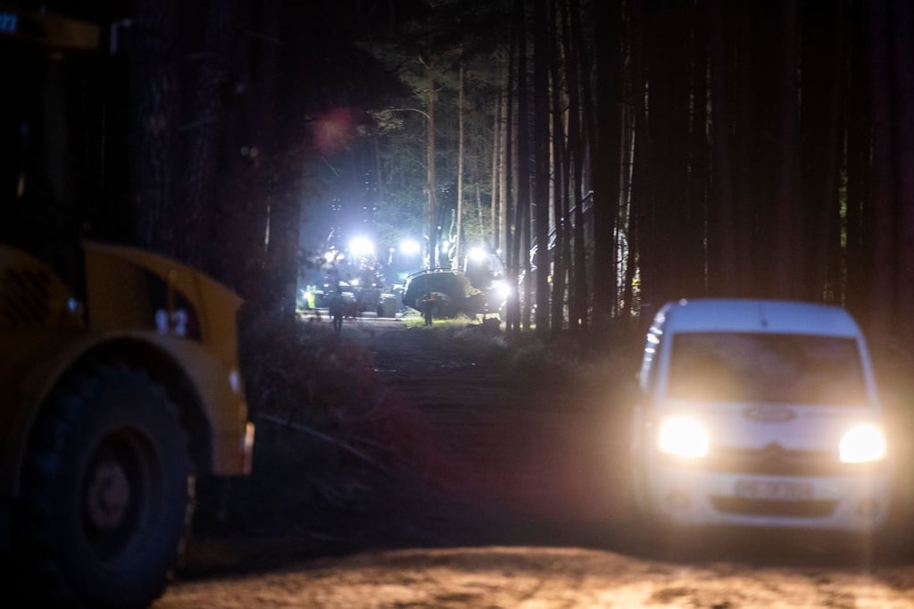 Rodungsfahrzeuge stehen in einem Waldstück auf dem Tesla Gelände.