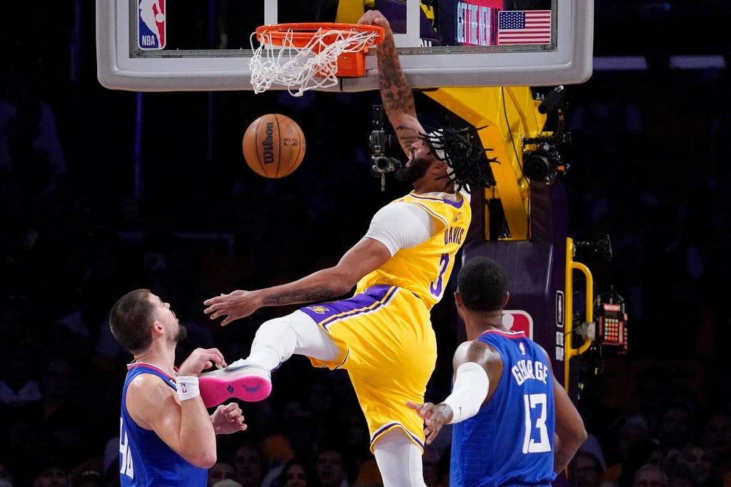 Lakers-Forward Anthony Davis (M) beim Dunking.
