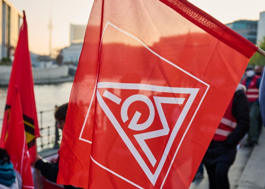 IG Metall Fahnen werden zwischen Reichstag und Paul-Löbe Haus geschwungen.