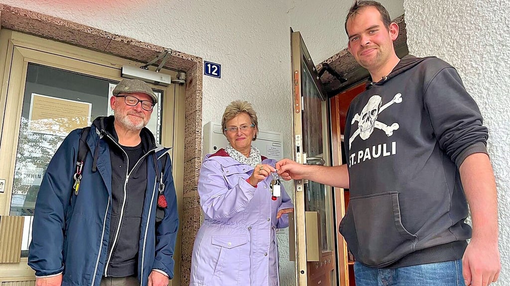 Kathrin Hinze übergibt die Schlüssel an Timm Szelejewski für das neue Domizil in der Friedrich-Naumann-Straße für linksalternative Jugendliche im Beisein von Michael Berghäuser.