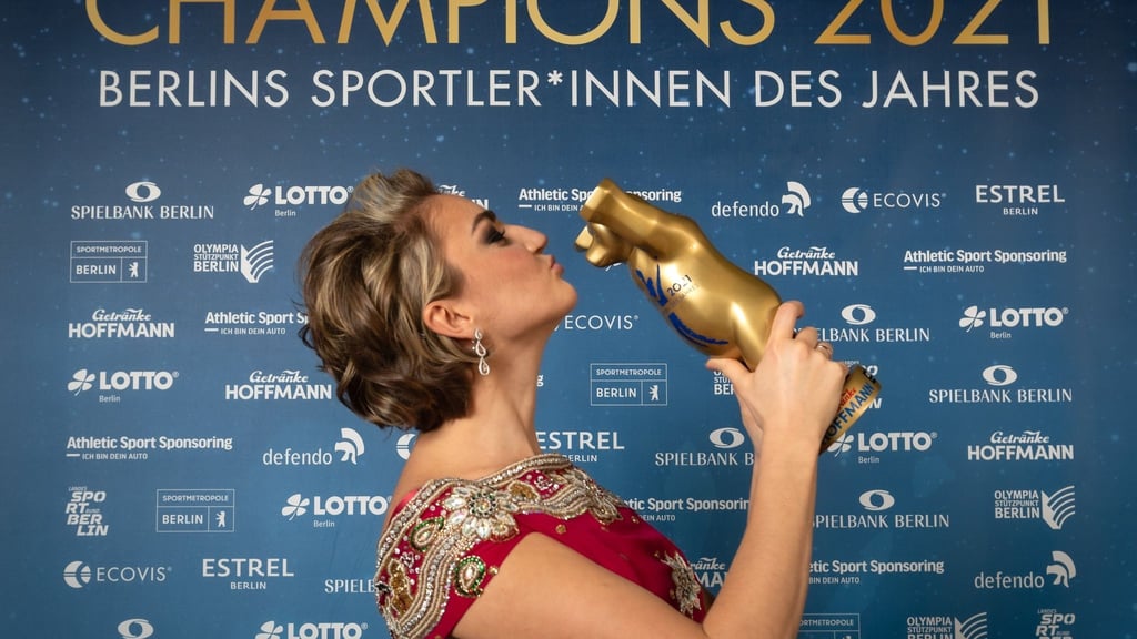 Elena Semechin küsst die Siegertrophäe.