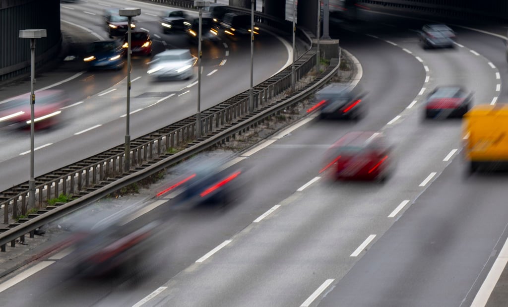 Zahlreiche Autos fahren über die Stadtautobahn A100.