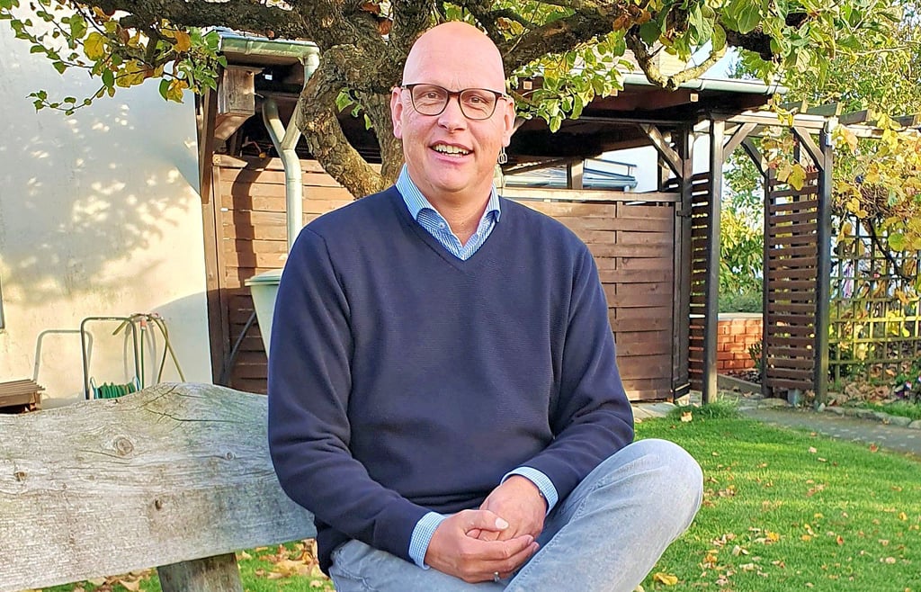 Bürgermeisterkandidat Hendrik Stiller (CDU) entspannt sich gern im Garten mit der Familie.
