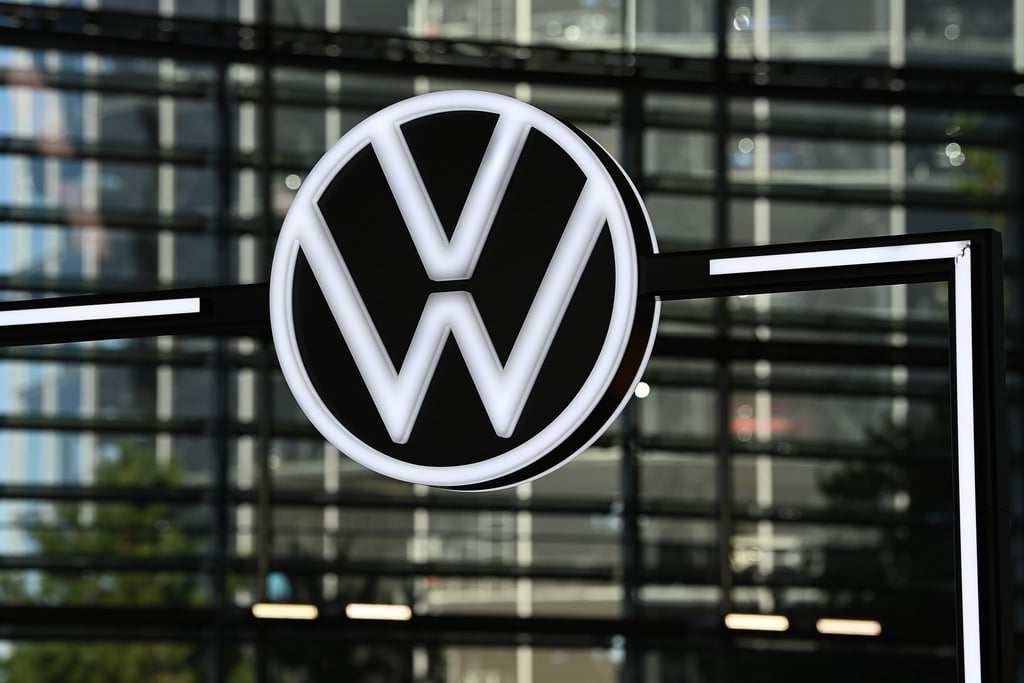 Das Logo von VW ist in einem Markenpavillon in der Autostadt zu sehen.