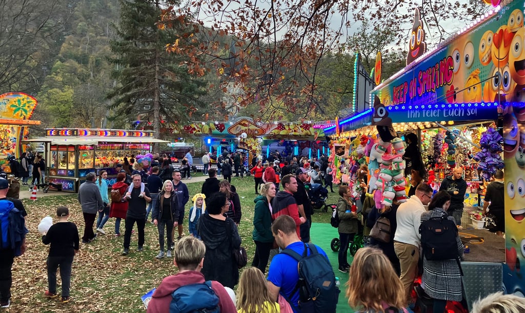 Buden und Fahrgeschäfte stehen bei "Hexoween" im Kurpark von Thale.
