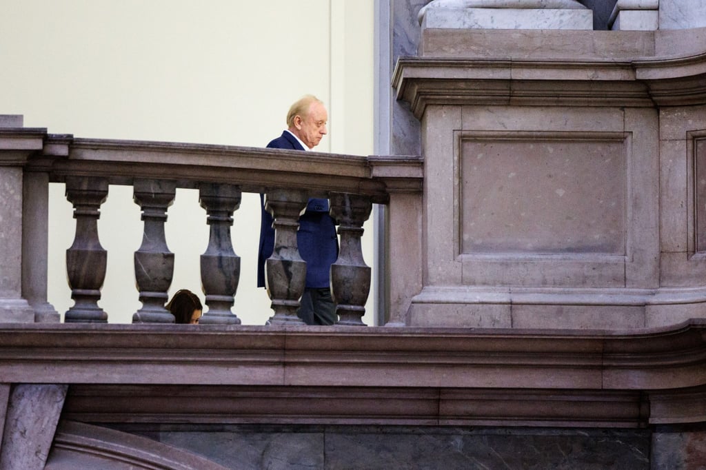 Alfons Schuhbeck verlässt in einer Prozesspause den Gerichtssaal im Landgericht München I.