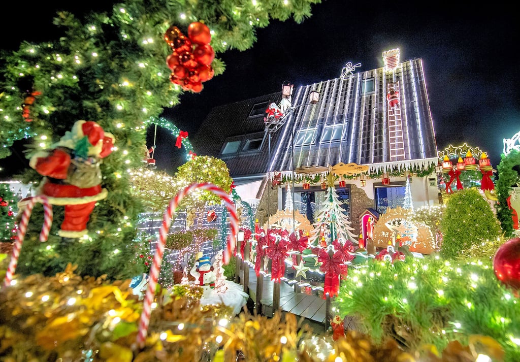 Ein Haus, das im Dunklen leuchtet – so oder ähnlich beleuchten echte Enthusiasten ihr Haus in der Weihnachtszeit.