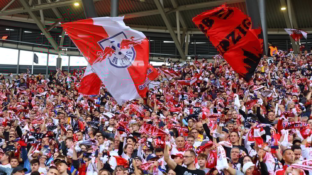 Party im Fanblock: Freed from Desire ist der neue Hit bei RB Leipzig.