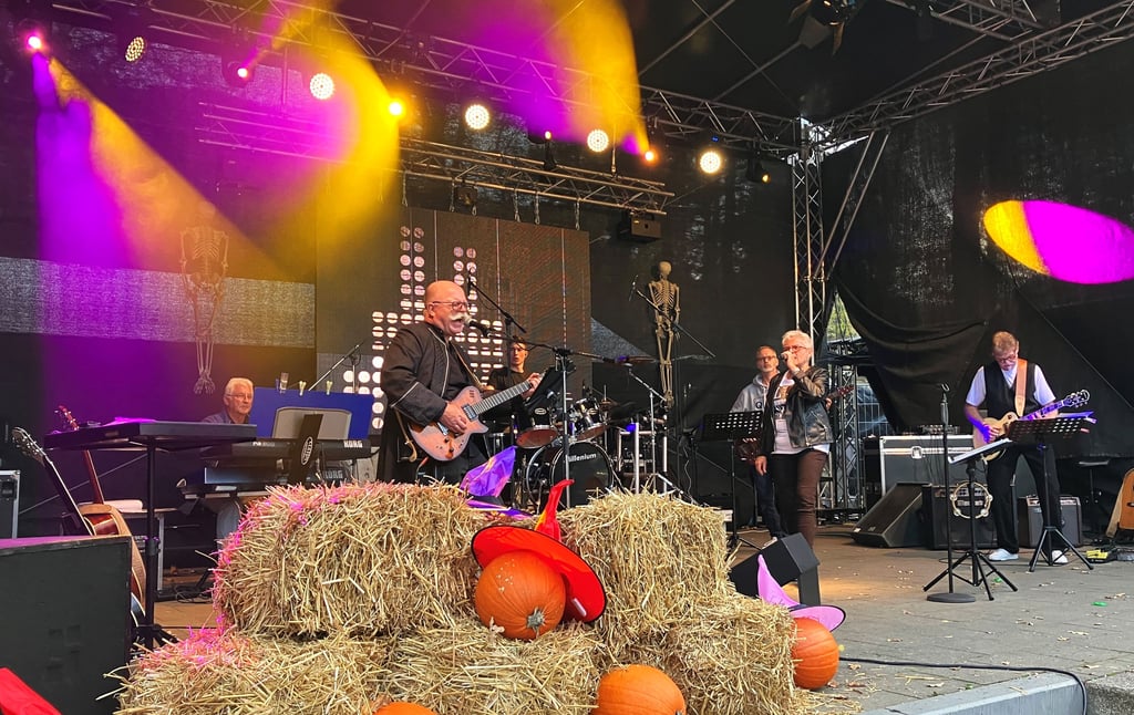 Auf der Bühne im Kurpark gibt es Livemusik.