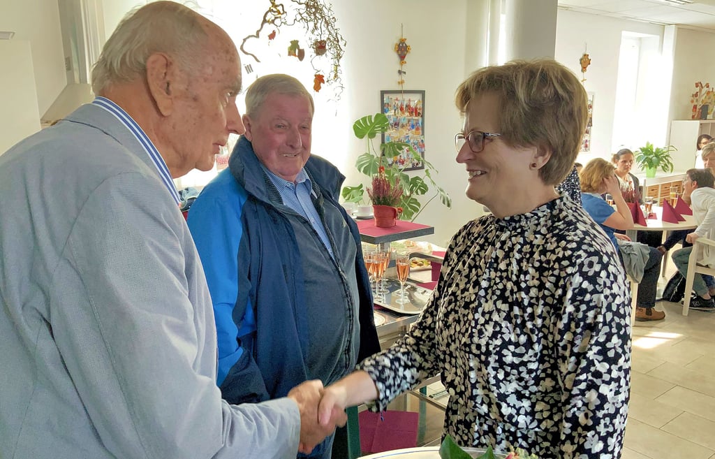 Der langjährige Präsident des DRK-Kreisverbandes, Dr. Joachim Kluge, gratuliert Birgit Leipziger herzlich zum erreichten Ruhestand. Auch der frühere Geschäftsführer des DRK-Kreisverbandes, Wolf-Rüdiger Engel, wünscht ihr alles Gute.