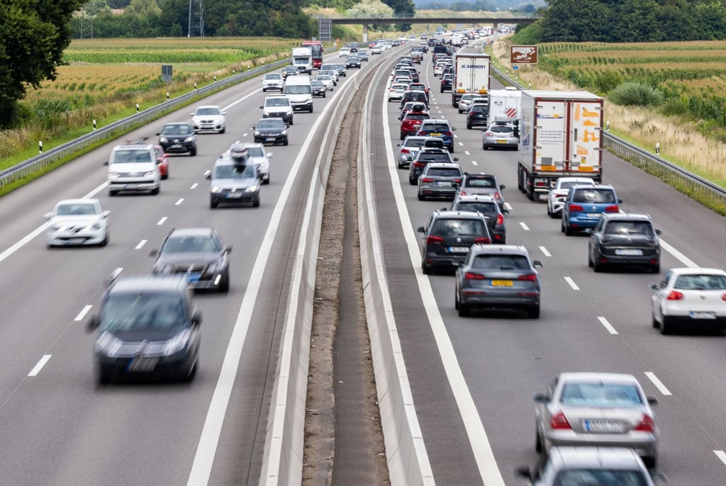 Fahrzeuge fahren auf einer Autobahn.
