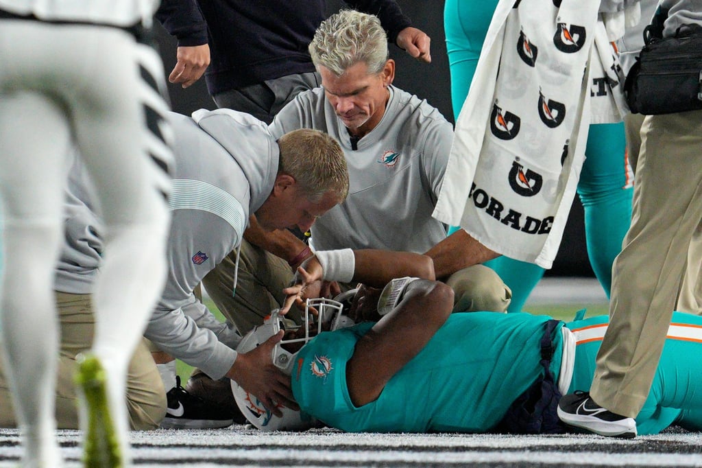 Dolphins-Quarterback Tua Tagovailoa wird auf dem Feld liegend untersucht.