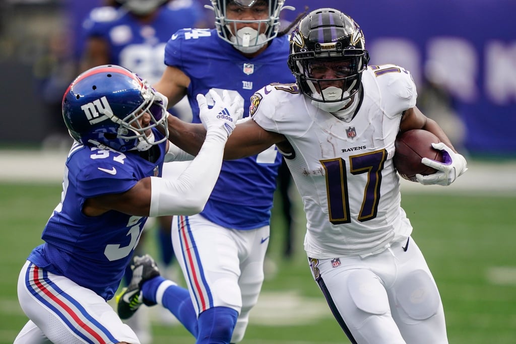 Kenyan Drake (17) von den Baltimore Ravens wird von Giants-Profi Fabian Moreau (37) attackiert.