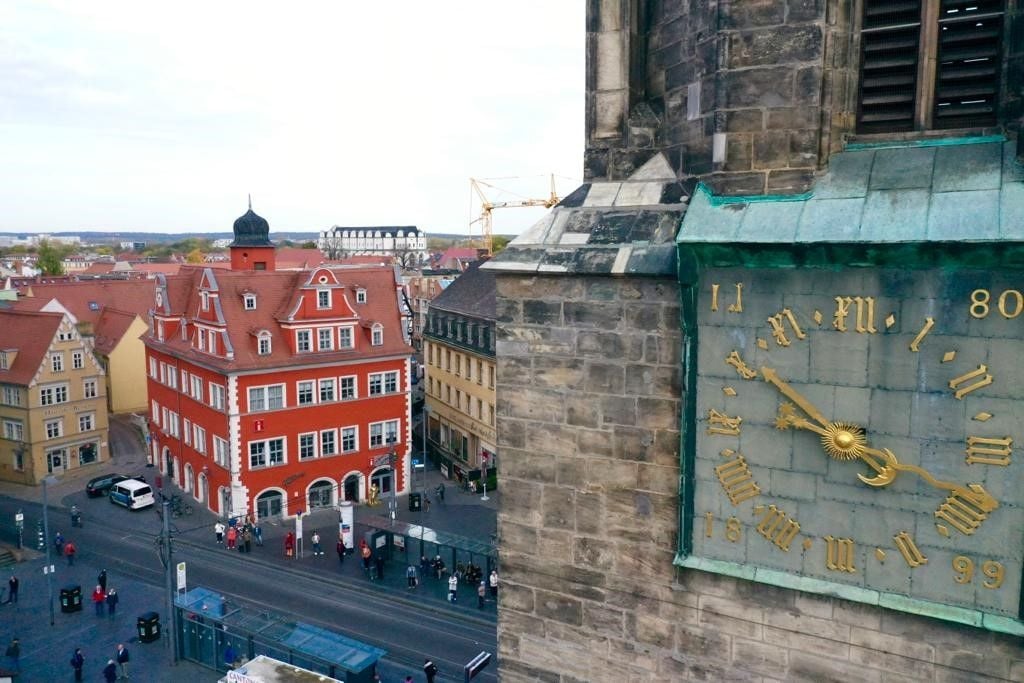 Die Uhr des Roten Turms wurde 1508 eingebaut und ist damit die älteste der Saalestadt.