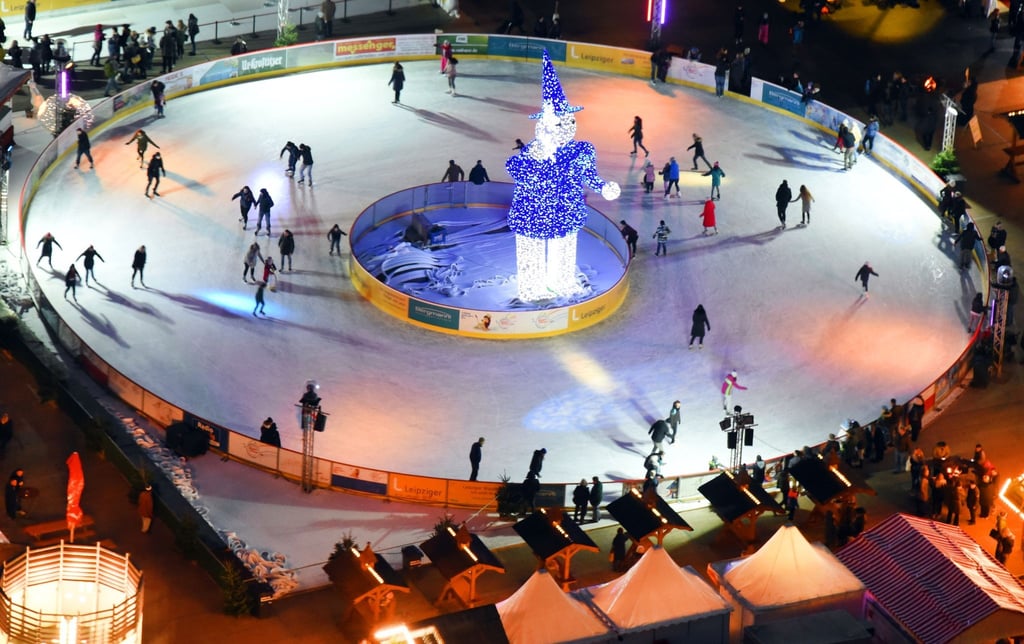 Eine runde Eisfläche ist auf dem Augustusplatz in Leipzig der Anziehungspunkt für Schlittschuhläufer.