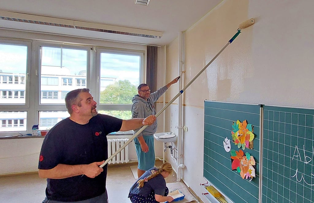 Daniel Seifert (vorn) und Christian Stein haben in dieser Woche begonnen, den Klassenraum ihrer Kinder in der Grundschule „Freiherr Spiegel“ neu zu streichen. Außerdem mit dabei sind Antje Donath, Thomas Ribbe und Kristin Dreßler. 276 Kinder werden an der Schule unterrichtet.