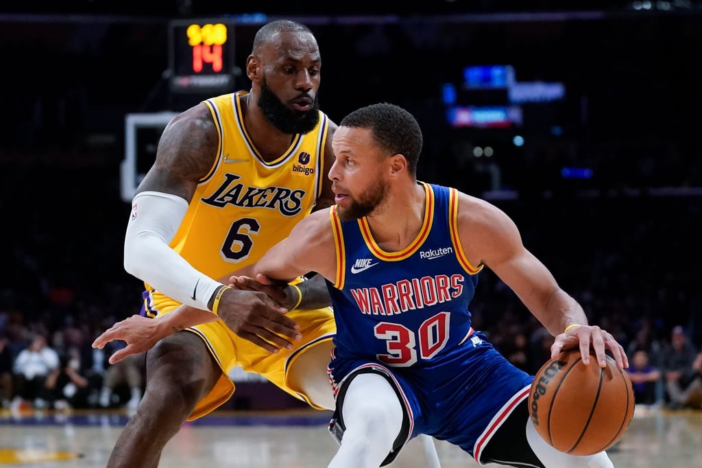 Sie gehören weiter zu den Superstars in der NBA: LeBron James (l) von Los Angeles Lakers und Stephen Curry von den Golden State Warriors.