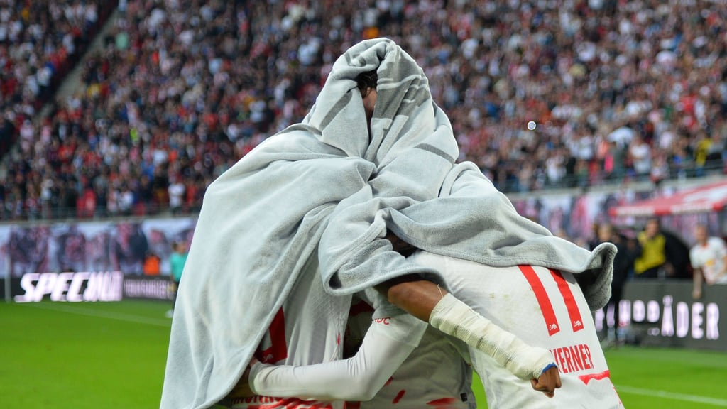 Leipziger Jubel-Gespenst: Dominik Szoboszlai bejubelt mit der Kuscheldecke von der Bank das 2:0.