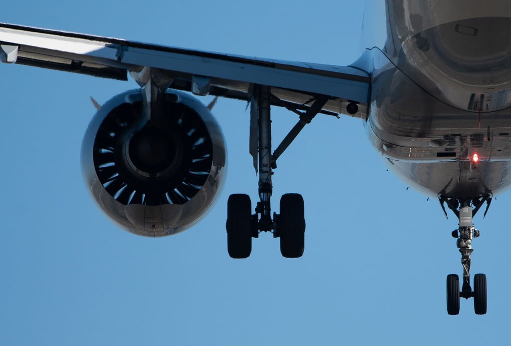 Mitarbeiter entdeckten in einem Fahrwerkschacht eines Flugzeugs eine Leiche.