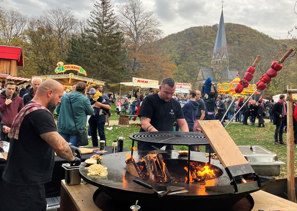 Im Kurpark werden Gerichte auch frisch über Feuer zubereitet - hier geht es gleich los.